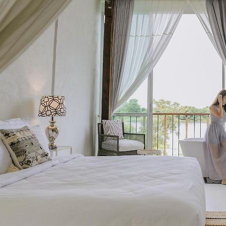 White Wall Riverfront Hotel カムペーンペット エクステリア 写真