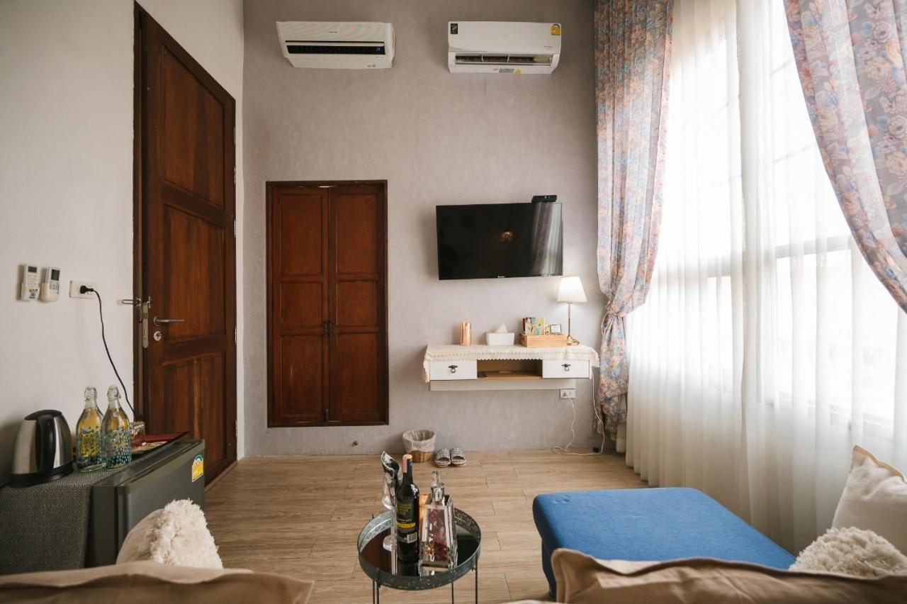 White Wall Riverfront Hotel カムペーンペット エクステリア 写真