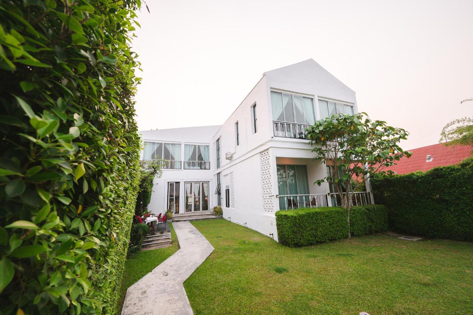 White Wall Riverfront Hotel カムペーンペット エクステリア 写真