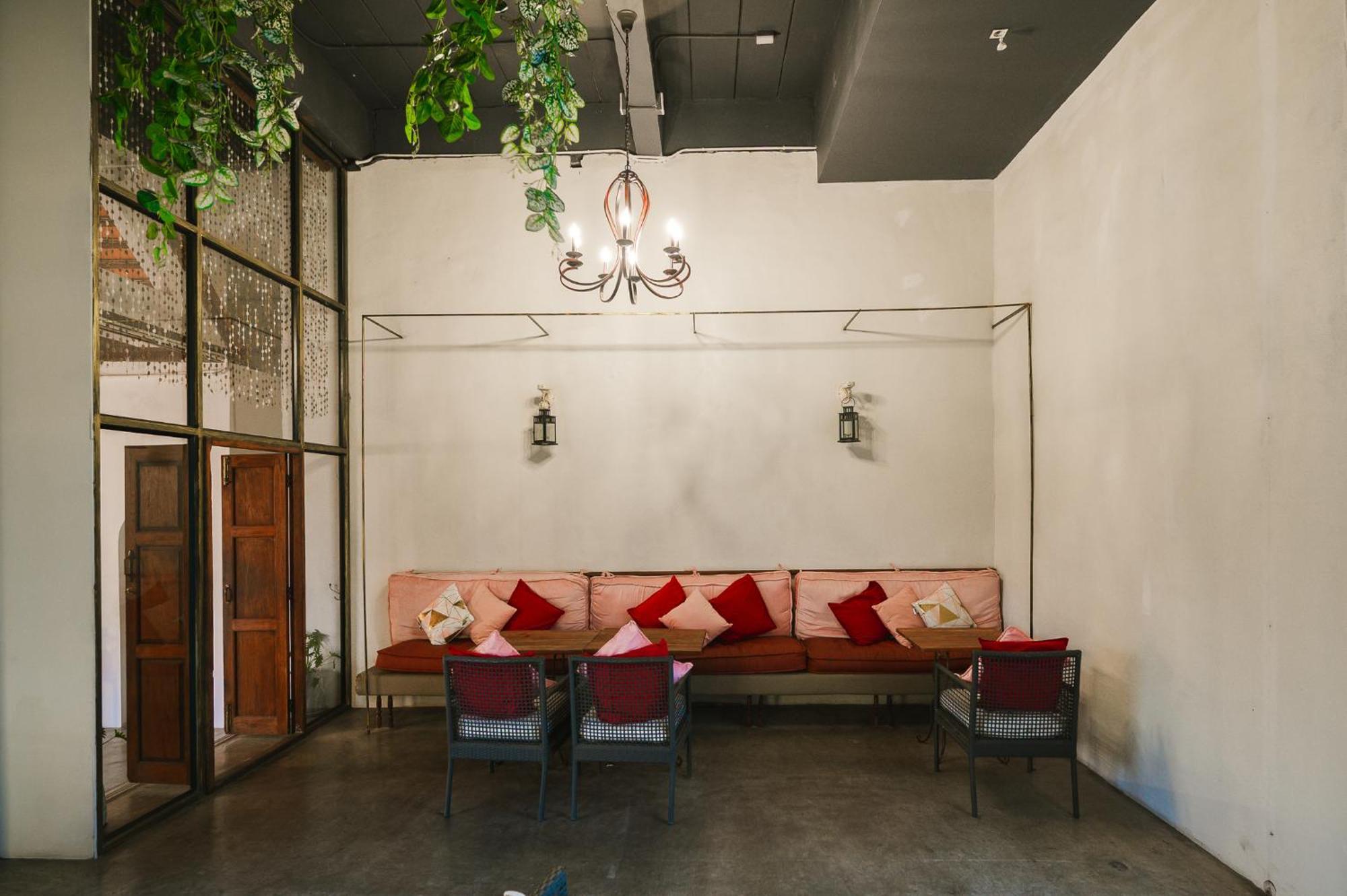White Wall Riverfront Hotel カムペーンペット エクステリア 写真
