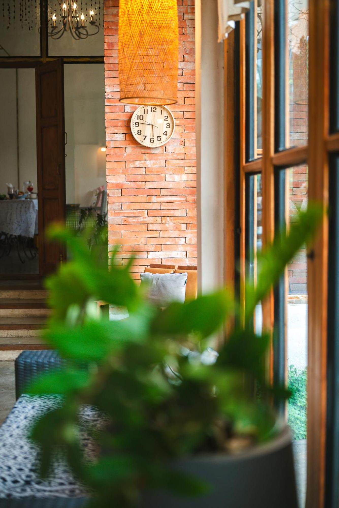 White Wall Riverfront Hotel カムペーンペット エクステリア 写真