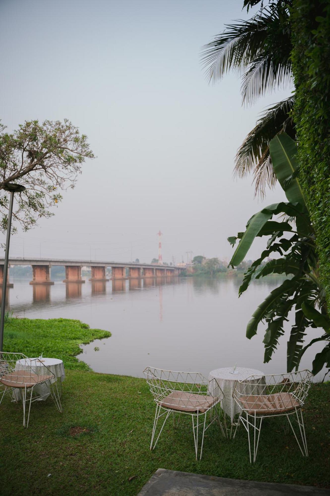 White Wall Riverfront Hotel カムペーンペット エクステリア 写真