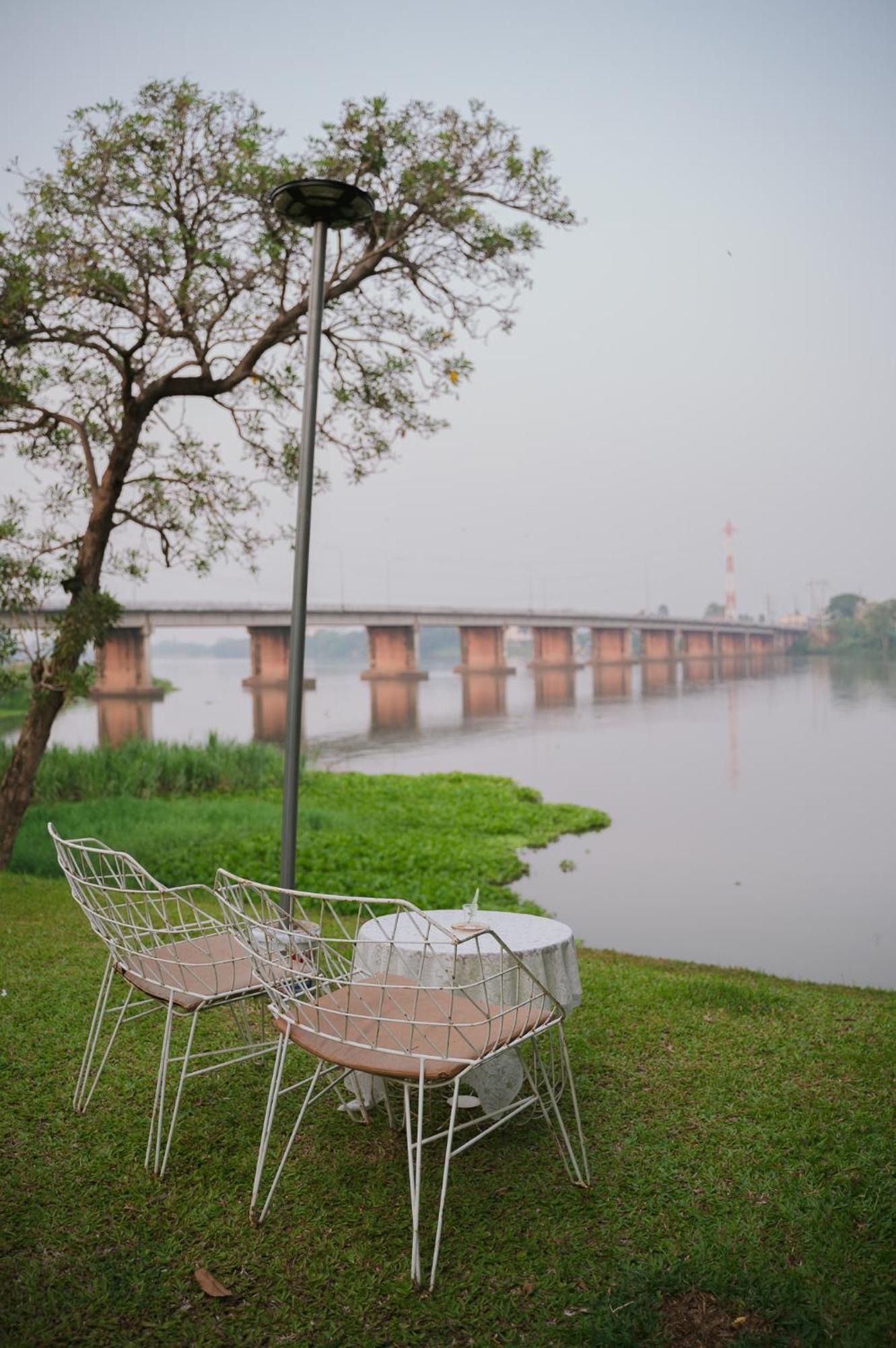 White Wall Riverfront Hotel カムペーンペット エクステリア 写真