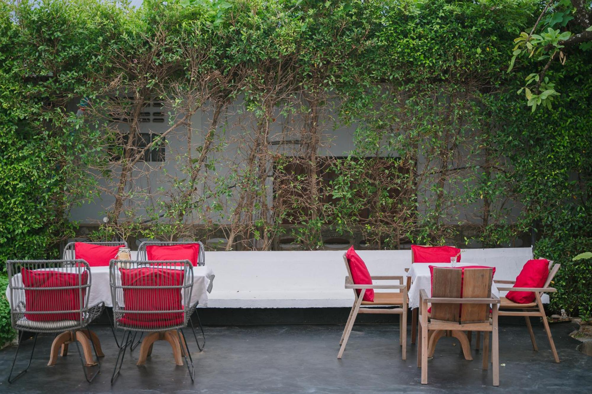 White Wall Riverfront Hotel カムペーンペット エクステリア 写真
