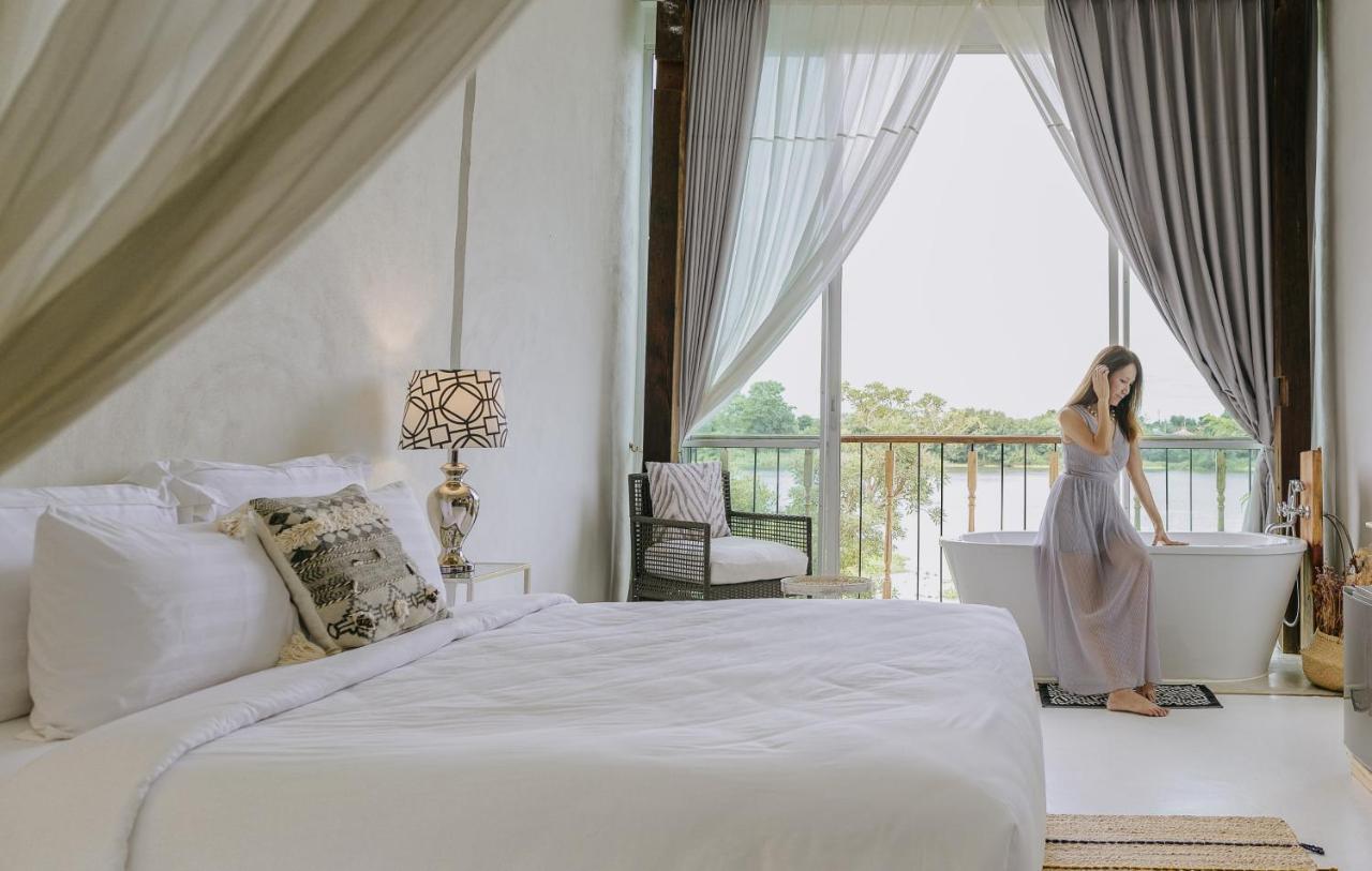 White Wall Riverfront Hotel カムペーンペット エクステリア 写真