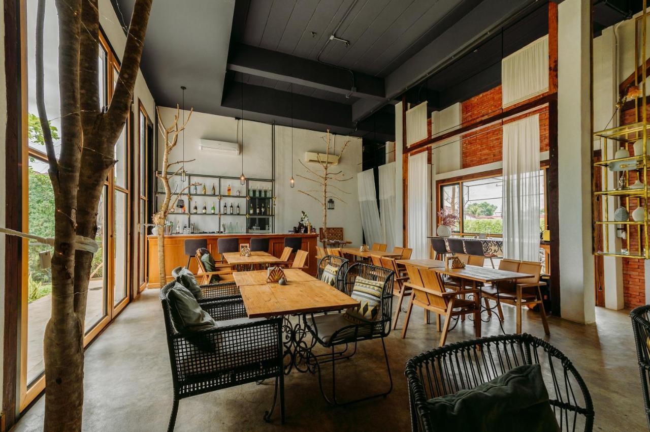 White Wall Riverfront Hotel カムペーンペット エクステリア 写真